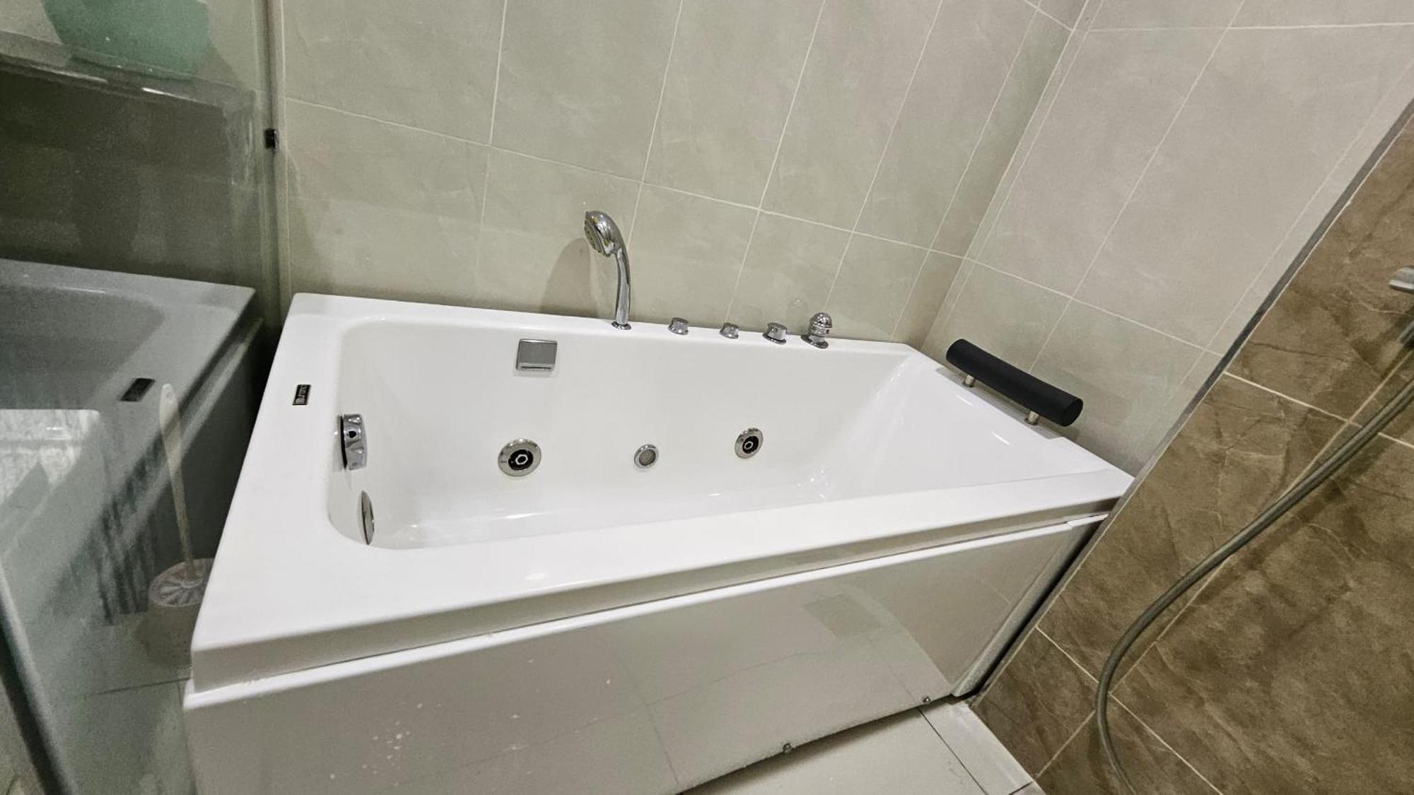 Paragon Suites Studios With Private Jacuzzi Near Ciq Rts Johor Bahru Kültér fotó