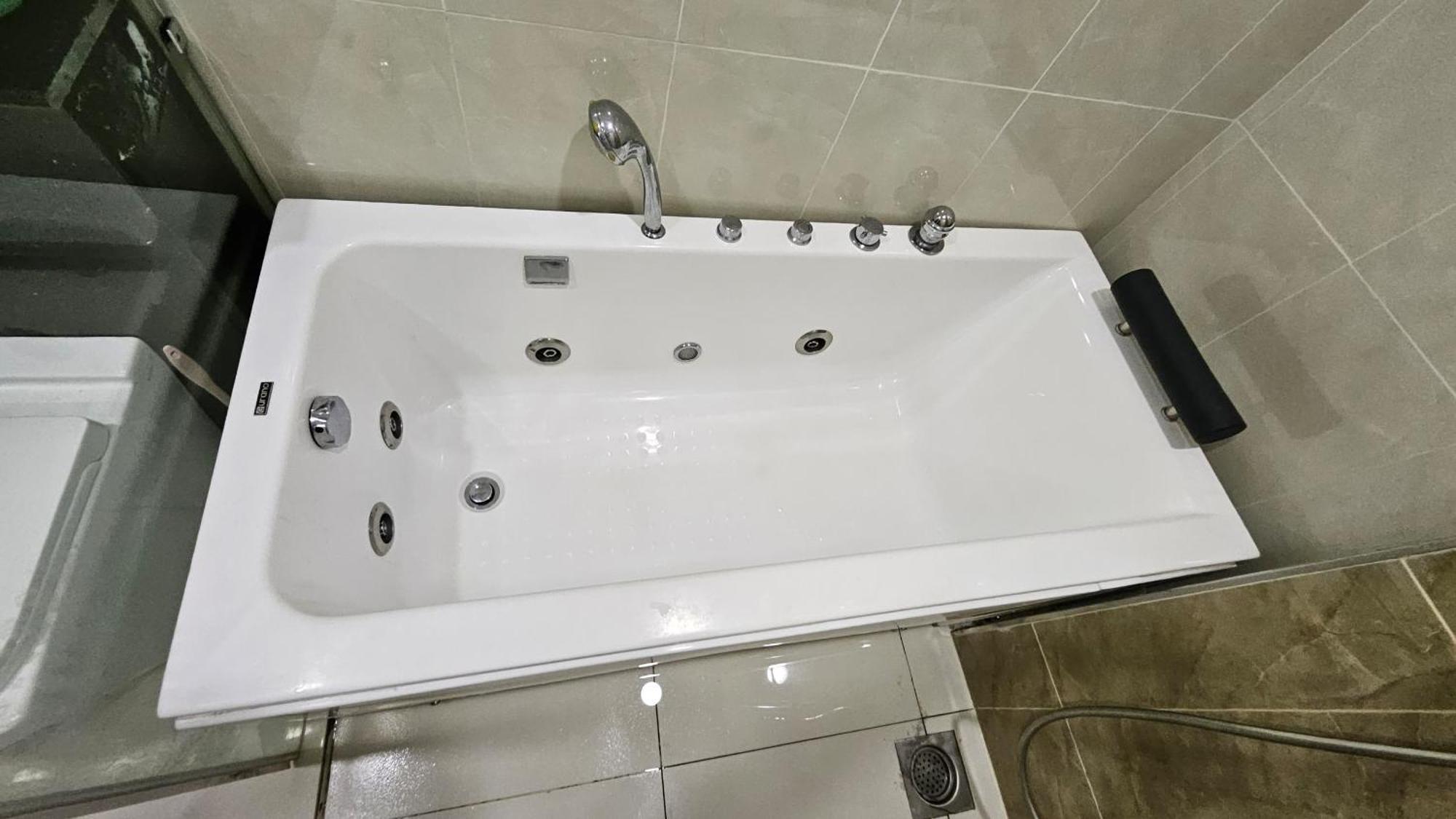 Paragon Suites Studios With Private Jacuzzi Near Ciq Rts Johor Bahru Kültér fotó