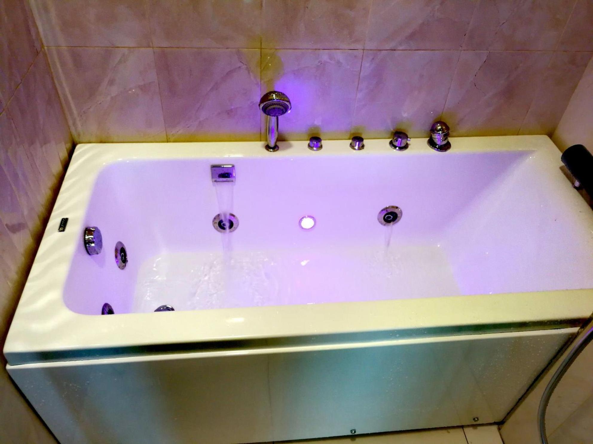 Paragon Suites Studios With Private Jacuzzi Near Ciq Rts Johor Bahru Kültér fotó
