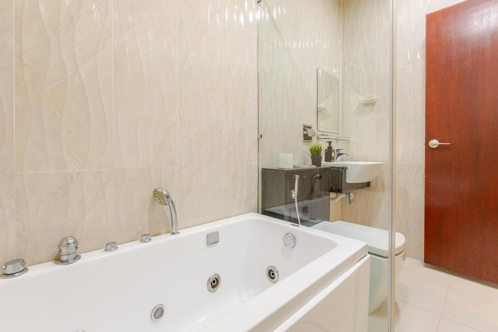 Paragon Suites Studios With Private Jacuzzi Near Ciq Rts Johor Bahru Kültér fotó